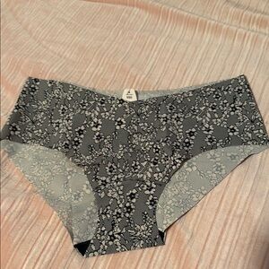 ⭐️Victoria’s Secret No Show panties black tan floral size medium NWT